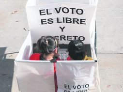 En 2006, ocho de cada 10 mexicanos que se inscribieron para sufragar desde el extranjero, lo hicieron y su voto contó. EL UNIVERSAL  /