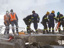 Rescatistas buscan cuerpos entre los escombros, en Christchurch. AFP  /