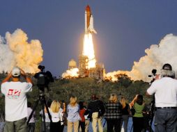 El Discovery despega desde el Centro Espacial Kennedy. Regresará a Tierra el 7 de marzo. AP  /