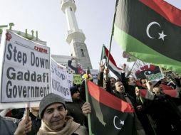 Libios  participan en una manifestación para pedir la dimisión del líder libio, Muamar el Gadafi. EFE  /