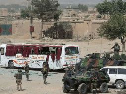 Los camiones cisterna de la OTAN son conducidos por lo general por choferes locales. ARCHIVO  /