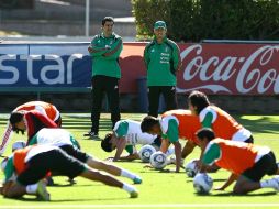 José Manuel de la Torre dIirigiendo un entrenamiento de la Selección mexicana. MEXSPORT  /