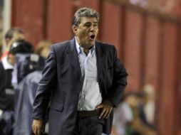 Carlos Reinoso terminó molesto por el arbitraje en el duelo ante Argentinos Juniors. MEXSPORT  /