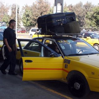 Autorizan alza de casi 35% en tarifas de taxi