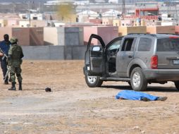 Militares vigilan el sitio donde al menos tres pistoleros murieron cuando lanzaron un atentado contra el alcalde. EFE  /