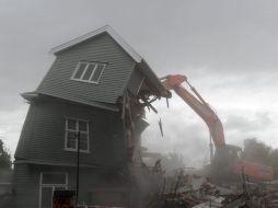Una casa averiada luego del terremoto del pasado martes, es destruída. EFE  /