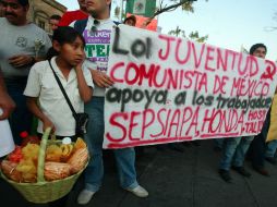 Alrededor de dos mil trabajadores se congregaron ayer en el Centro de la ciudad. A. GARCÍA  /
