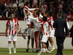 Los jugadores del Necaxa celebran el gol que les dio la victoria ante Santos. MEXSPORT  /