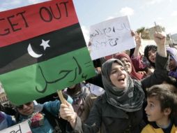 Miles de libios se manifiestan contra el líder libio Muamar Gadhafi, durante un mitin en la Plaza de la Corte en Derna, Libia. NTX  /