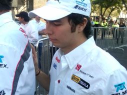 'Checo' Pérez saluda a los aficionados presentes en el centro de la ciudad. R VELAZQUEZ  /