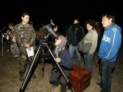 El momento culminante tendrá lugar cuando los visitantes posen sus ojos sobre los oculares de los cientos de telescopios. ARCHIVO  /