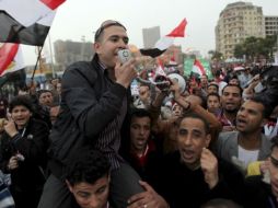 Un hombre habla a través de un altavoz durante una manifestación en la plaza de Tahrir. EFE  /