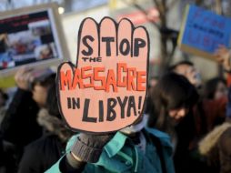 Una manifestante sostiene una pancarta donde se lee ''Paren la masacre en Libia''. EFE  /
