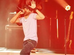 En el escenario el cantante es energía total, brinca se mueve y como por arte de magia aparece en diferentes lugares. E. PACHECO  /