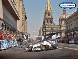 Sergio Pérez cumplió con su presentación ante el público tapatío con el Sauber C-29. S. NÚÑEZ  /