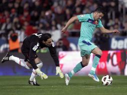 DAvid Villa se quita al portero para anotar un gol para el Barcelona en la goleada de 3-0 sobre el Mallorca. AFP  /