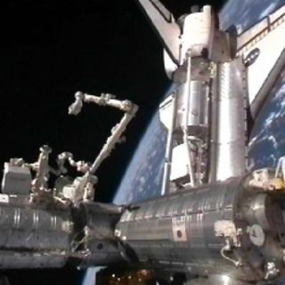 El Discovery se acopla con éxito a la EEI