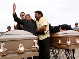 Sara Salazar en el entierro de sus dos hijos, en Ciudad Juárez. REUTERS  /