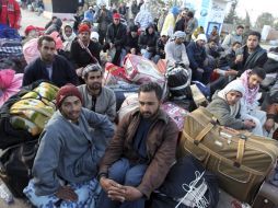 Un grupo de refugiados espera con sus pertenencias en el paso fronterizo de Ras el Jedir, en Túnez. EFE  /