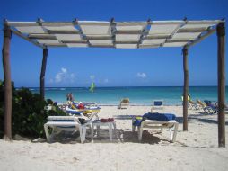 En Mamitas, la arena blanca hace un armonioso contraste ante el azul del mar que se fusiona con el cielo. ESPECIAL  /