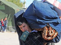 Un hombre trata de escapar de Libia debido a las represiones de Gadhafi.EFE  /