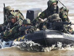 Marinos de Corea del Sur, preparándose para un posible enfrentamiento. AP  /