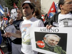 Imagen de la manifestación frente a la embajada de Cuba en Madrid, convocada por ex presos políticos. EFE  /