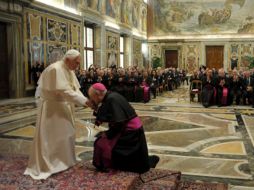 El Pontífice recibe a la asamblea general de la Academia Pontificia para la Vida en el salón Clementina, en el Vaticano. EFE  /