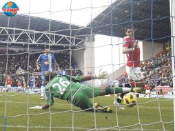 ''Chicharito'' (der.) vence al arquero del Wigan, Ali Al Habsi. REUTERS  /