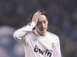 El alemán Mesut Özil lamenta que el Madrid no haya sumado tres puntos. EFE  /