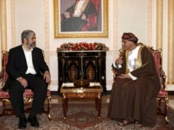 Foto por Hamás, que muestra a su líder, Jaled Meshal, con el vice ministro de presidencia del gobierno Omán, Fahd Bin Mohammad. EFE  /