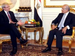 El ministro de Exteriores australiano, Kevin Ruud, mantiene un encuentro con el primer ministro egipcio Ahmed Shafik. EFE  /