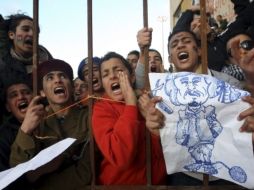 Libios se manifiestan para pedir la caída del líder libio Muamar Gadhafi. EFE  /