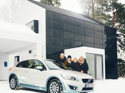 En la fotografía se observa a la familia Lindell a las afuera de la casa en que se lleva a cabo el proyecto. EFE  /