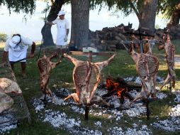 Preparan el tradicional asado con cuero en de Mercedes, Soriano.EFE  /
