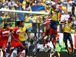 Aquivaldo Mosquera (3) supera a su marcador y conecta con la cabeza para marcar el segundo gol americanista. MEXSPORT  /