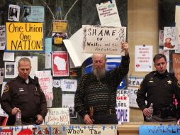 Un hombre muestra un letrero que dice: 'Walker y los respublicanos dan vergüenza'. Protestas en el Capitolio.AFP  /