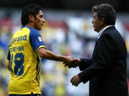 Ángel Reyna le da la mano a Carlos Reinoso, al término del encuentro. MEXSPORT  /