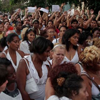 Asedian oficialistas cubanos a Damas de Blanco