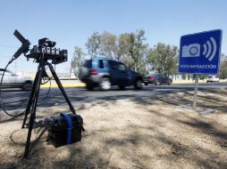 En una hora, el foto-radar detectó a 137 automóviles que rebasaron los límites de velocidad en el cruce con Pino Suárez. A. CAMACHO  /