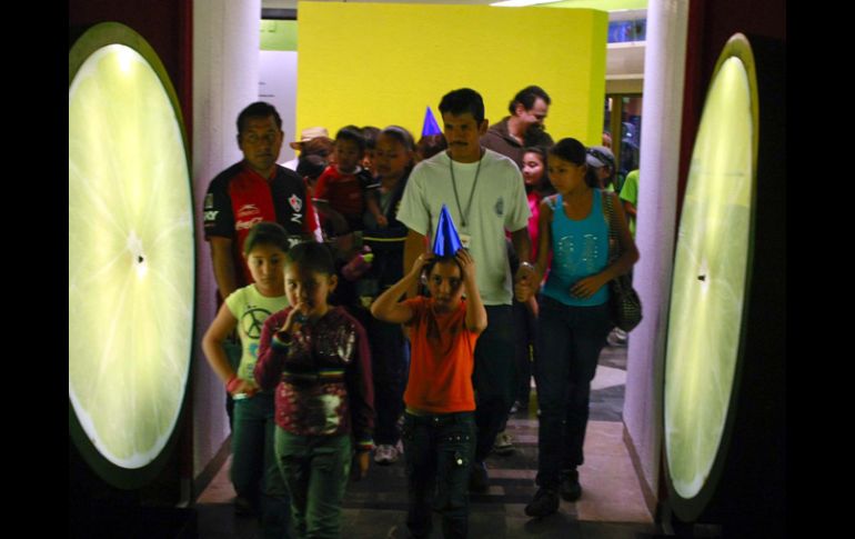 Decenas de familias se dieron cita, para la inauguración de la muestra de esculturas lúdicas.  E. PACHECO  /