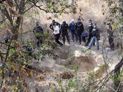 Elementos de la Policía examinan el área donde se encontraron los restos. EL UNIVERSAL  /