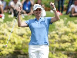 La golfista australiana Karrie Webb celebra el triunfo en Singapur. AP  /