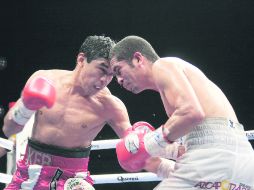 Gilberto Keb conecta de zurda a Aguirre. ESPECIAL  /