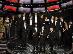 El equipo y elenco de la película ''El Discurso del rey'' al recibir el mayor galardón. AP  /