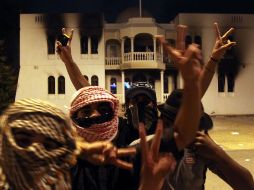 Omaníes festejan frente a la casa del gobernador de Sohar. AFP  /
