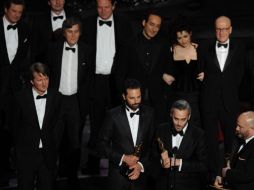 El equipo de producción y el elenco celebra que ''El discurso del rey'' obtuvo la estatuilla a Mejor película. AP  /