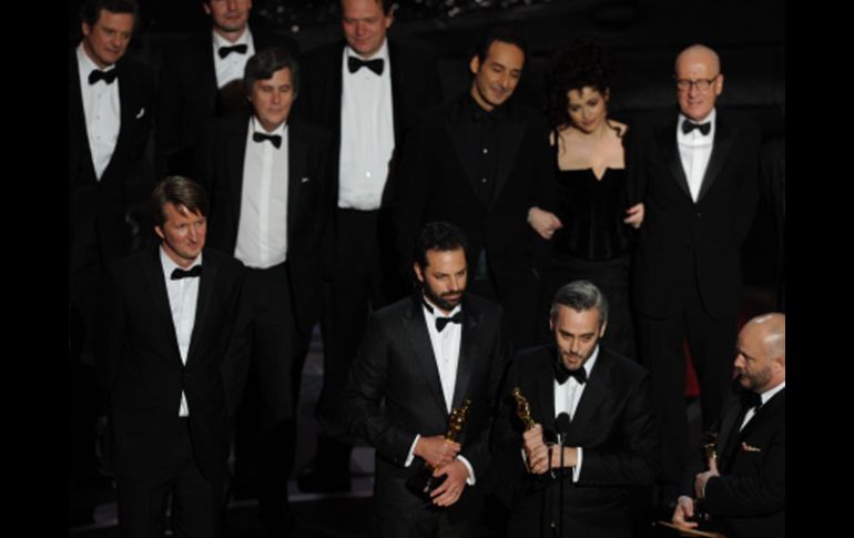 El equipo de producción y el elenco celebra que ''El discurso del rey'' obtuvo la estatuilla a Mejor película. AP  /