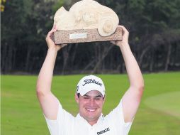 El campeón Johnson Wagner levanta el trofeo que lo acredita como el campeón de la quinta edición. AFP  /