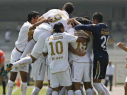 Los jugadores de la UNAM celebrando su triunfo de la fecha ocho del Torneo Clausura 2011. EFE  /